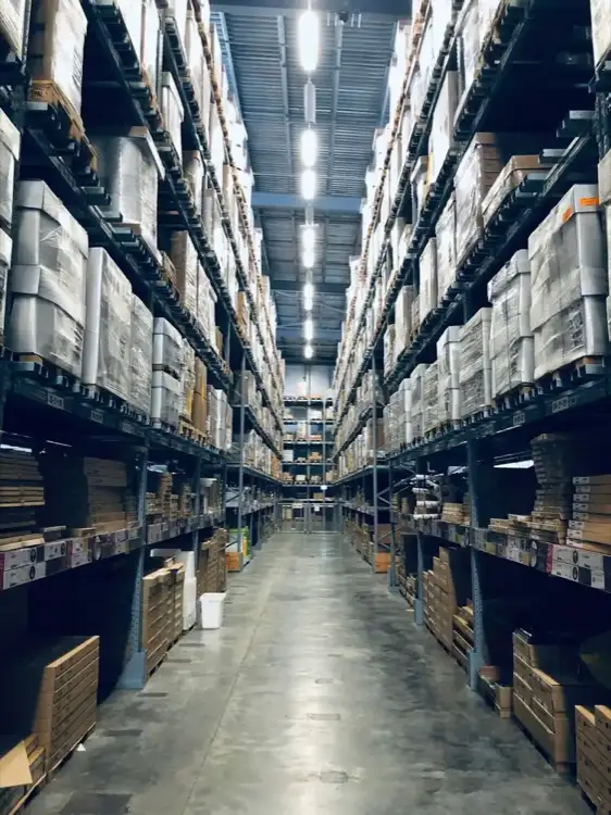 Regały magazynu e-commerce